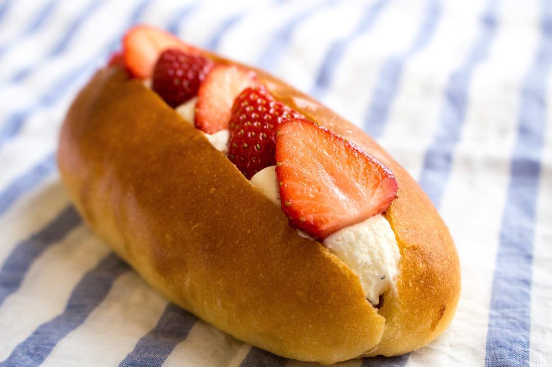 オパンのいちごとあんこのフルーツサンドといちごのデニッシュ（2017.04.02）