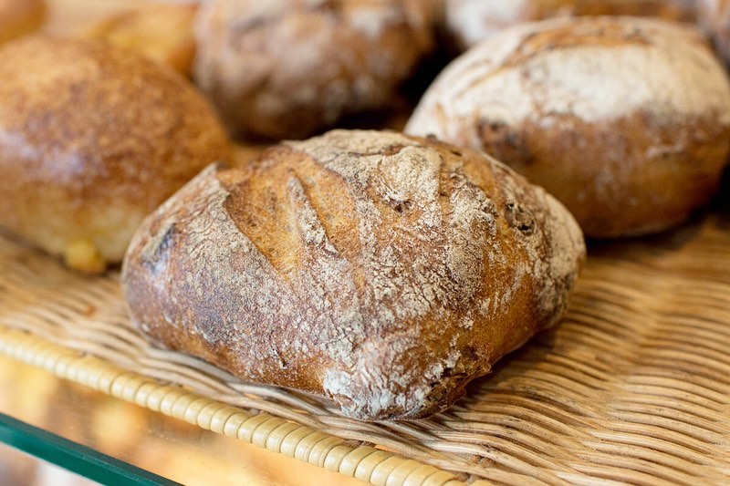 フリュイ、パン・ド・ロデヴ、くるみ入り田舎パンが焼き上がっております（2019.08.04）
