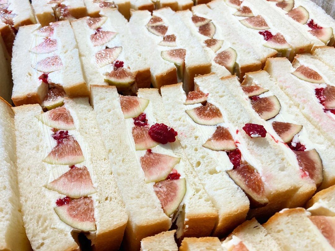 本日限定フルーツサンド「いちぢくフランボワーズのフルーツサンド」をたくさんご用意しております（2020.06.21）