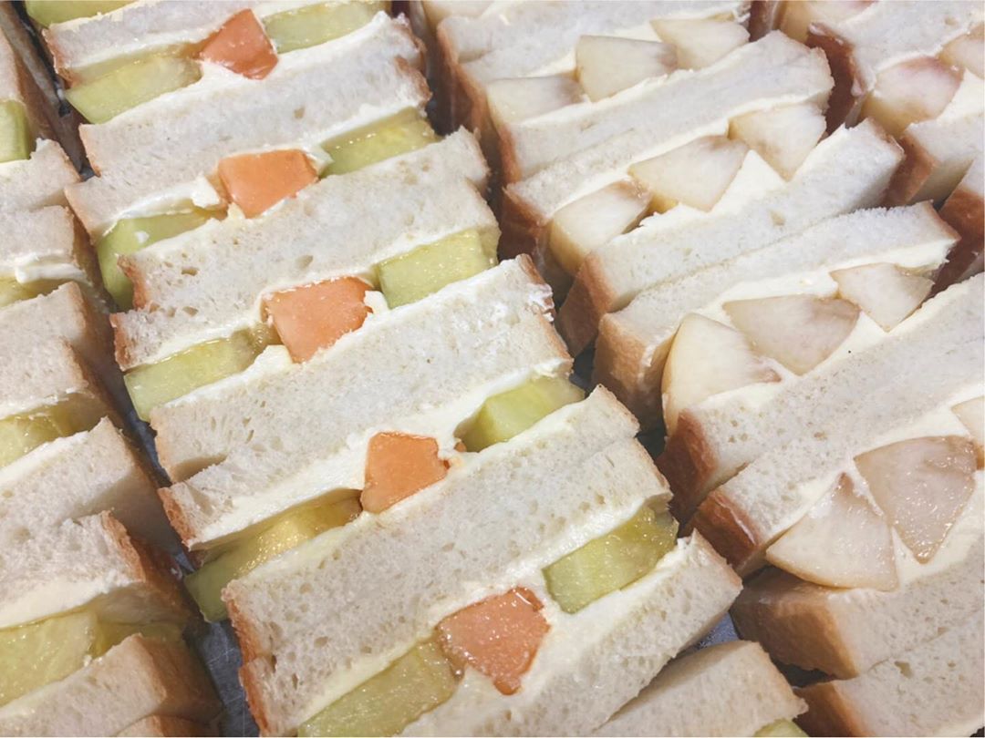 本日限定フルーツサンド「メロンと桃のフルーツサンド」をたくさんご用意しております（2020.07.25）