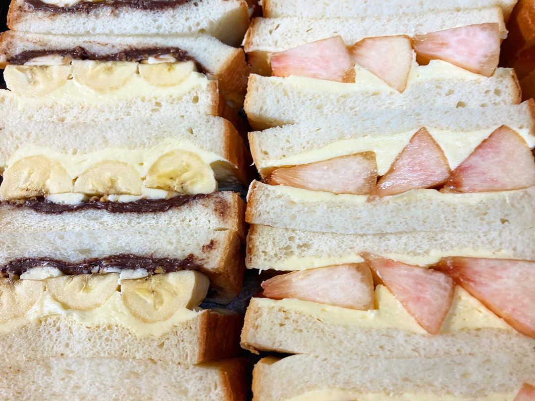 本日限定フルーツサンド「チョコバナナのフルーツサンド」「桃のフルーツサンド」をたくさんご用意しております(2020.08.01)