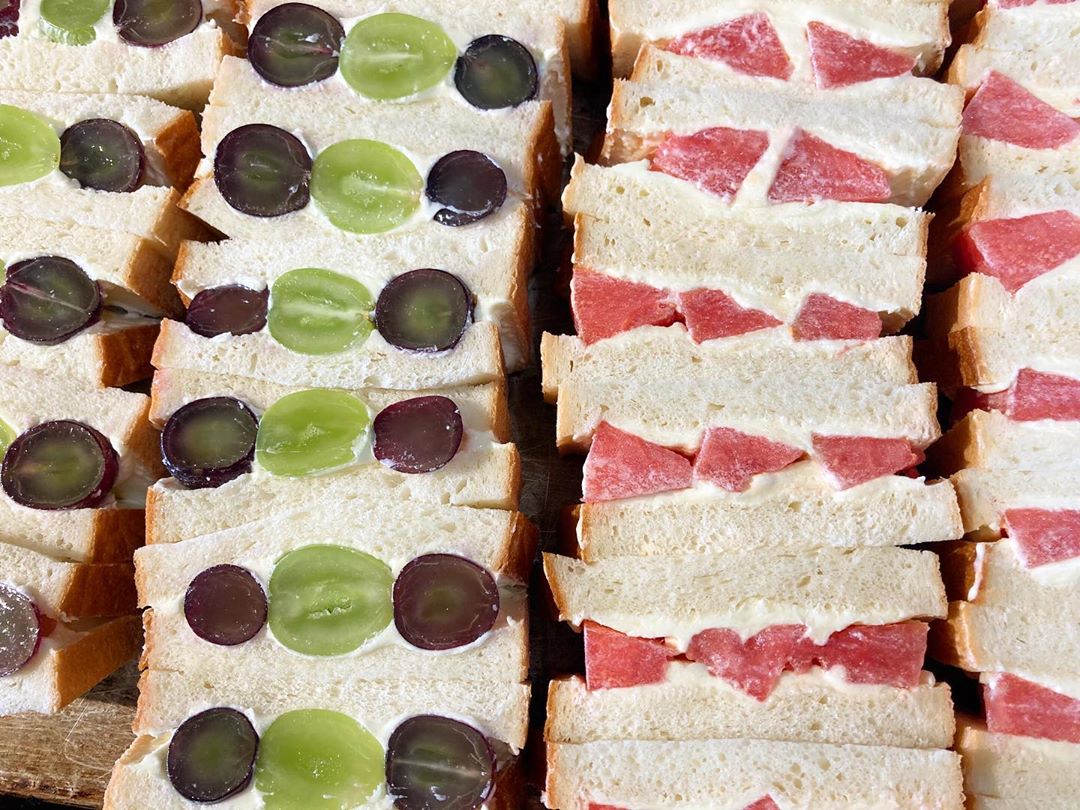 本日限定フルーツサンド「ぶどうのフルーツサンド」「スイカのフルーツサンド」をたくさんご用意しております(2020.08.22)