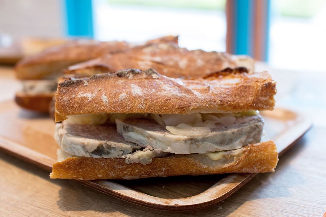 本日も11時半ころより、たくさんバゲットサンドご用意いたしますのでぜひお求めください（2020.09.27）