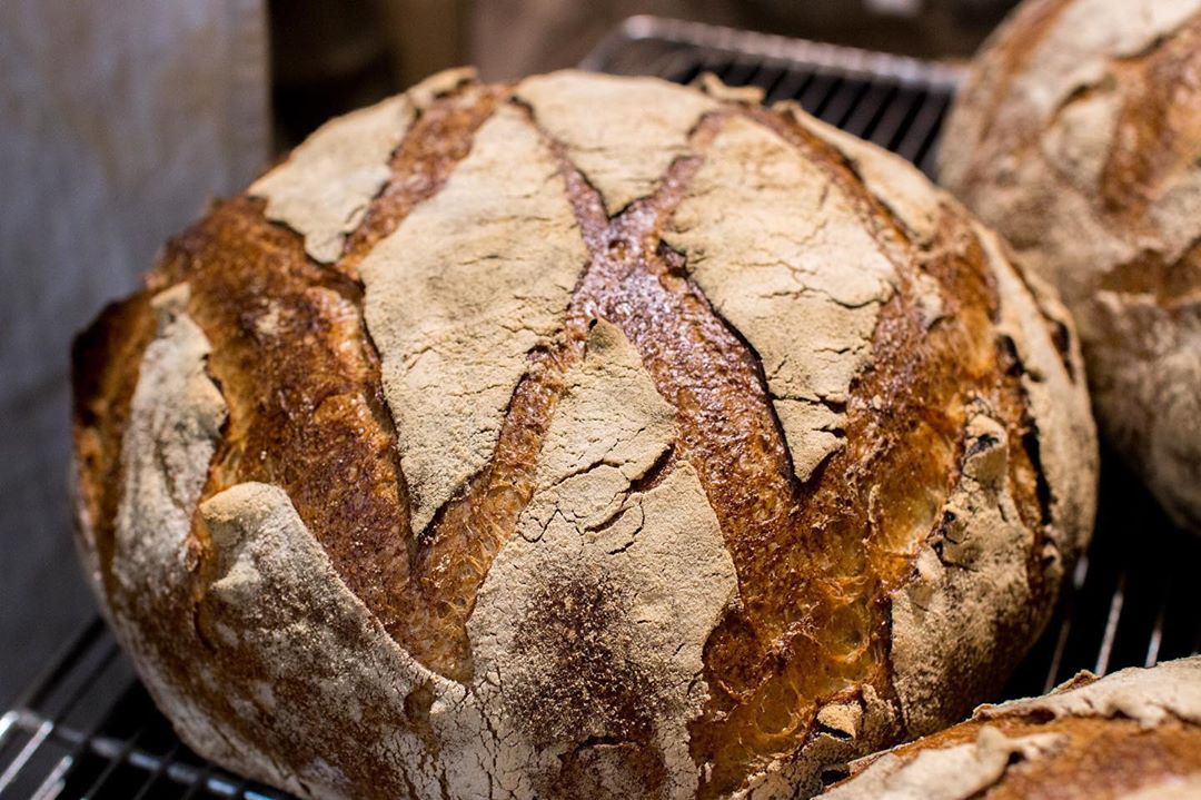 水曜日・金曜日限定の自家製酵母カンパーニュ、本日もたくさん焼かせていただく予定です（2020.10.09）