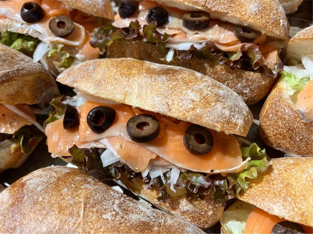 水曜日限定チャパタサンド「サーモンサンド」と「BLT」をたくさんご用意しております(2020.10.28)