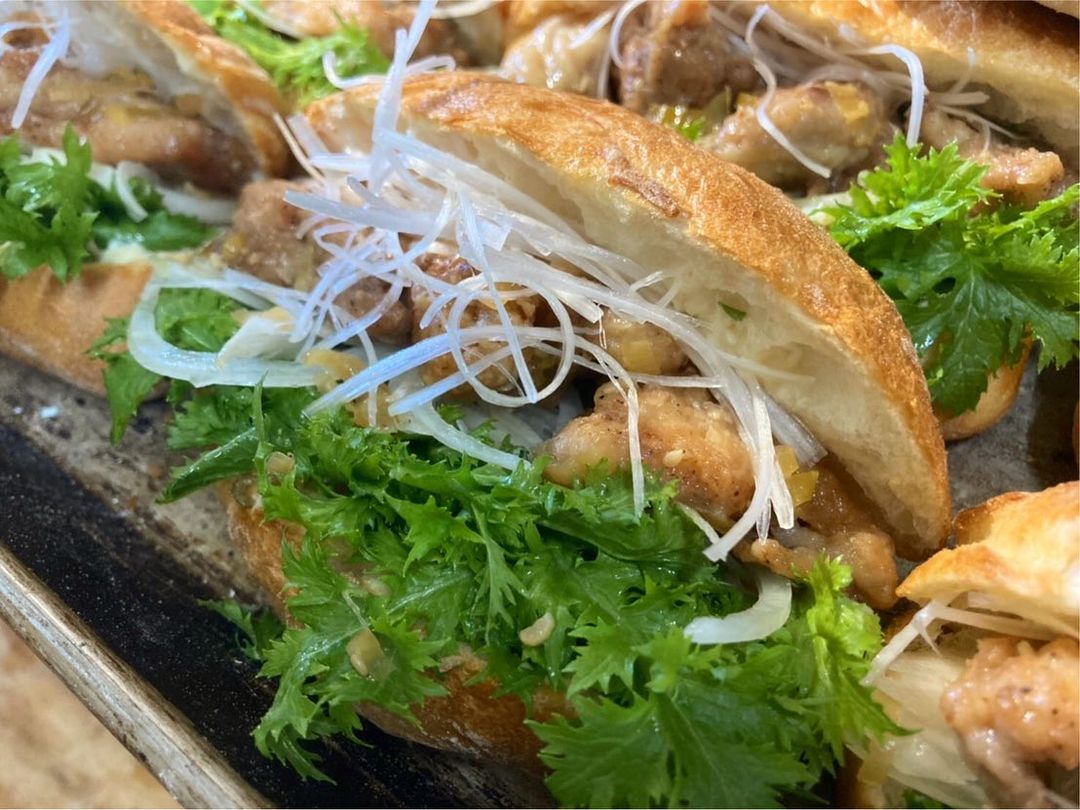 水曜日限定チャパタサンド「鶏肉の香味和えと白髪ネギとワサビ菜のサンド」と「サーモンサンド」をたくさんご用意しております（2020.12.23）