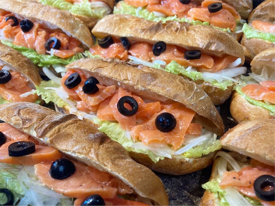 水曜日限定チャパタサンド「鶏肉の香味和えと白髪ネギとワサビ菜のサンド」と「サーモンサンド」をたくさんご用意しております（2020.12.23）