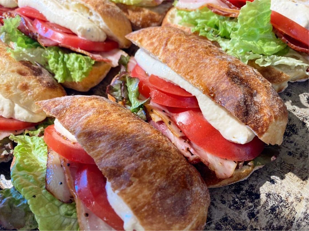 水曜日限定チャパタサンド「サーモンのサンド」と「BLTサンド」をたくさんご用意しております（2021.03.10）