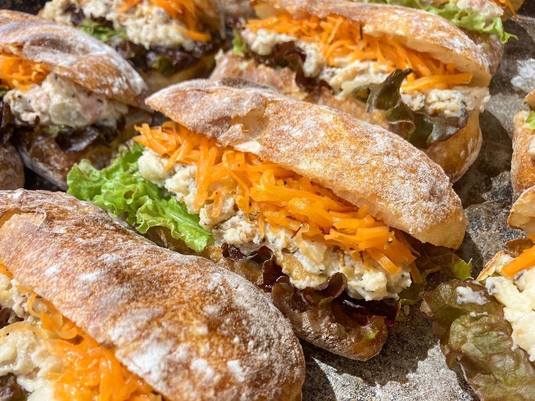 水曜日限定チャパタサンド「ポテトサラダサンド」と「サーモンサンド」をたくさんご用意しております（2021.04.28）