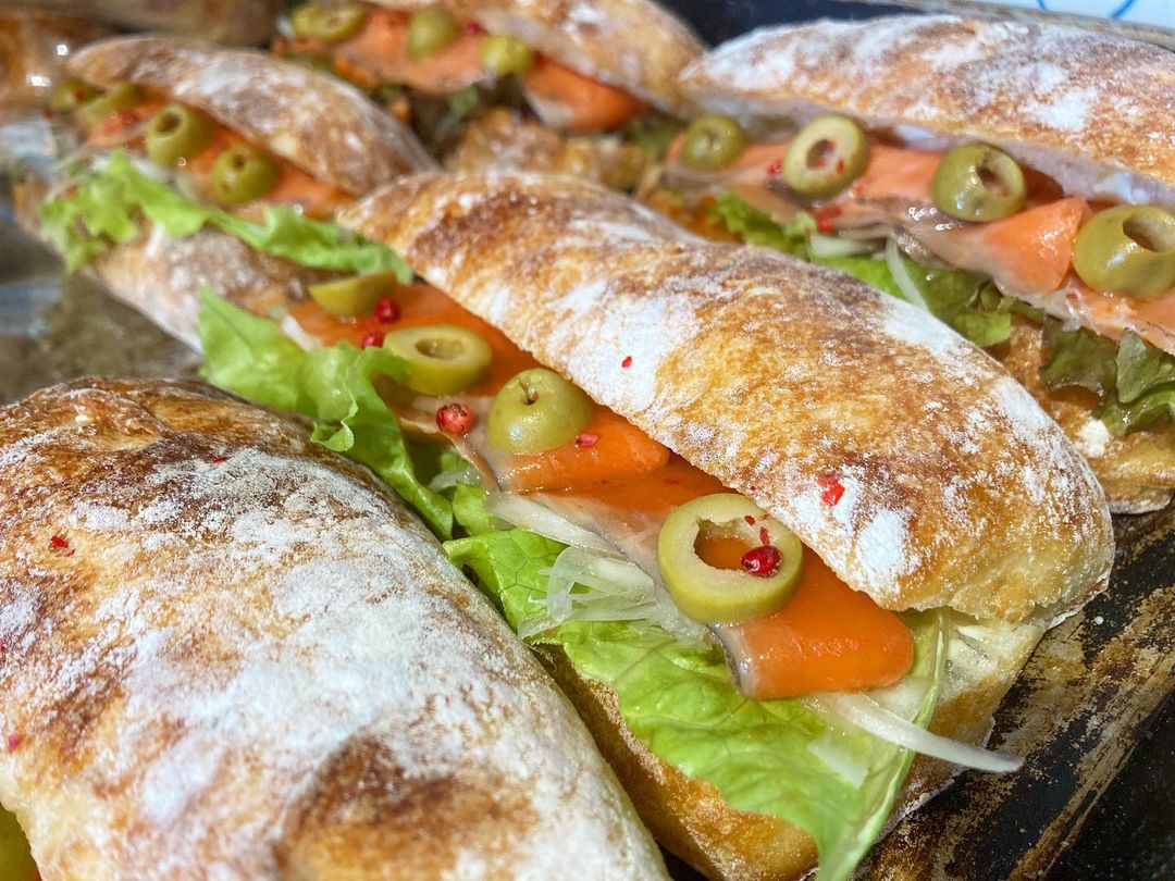 水曜日限定チャパタサンド「ポテトサラダサンド」と「サーモンサンド」をたくさんご用意しております（2021.04.28）