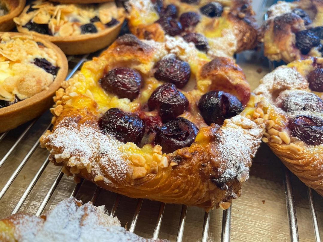 新しい季節限定「アメリカンチェリーのデニッシュ」好評いただいています（2021.06.19）