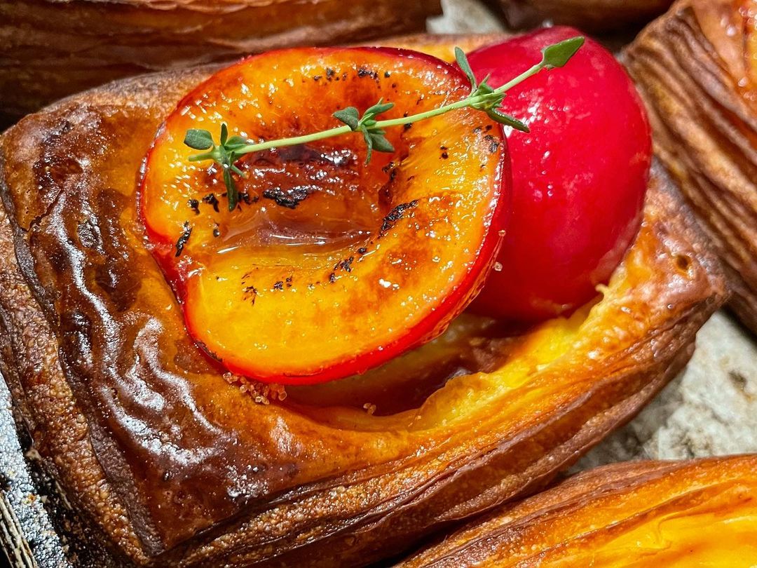 季節限定デニッシュ「プラムのデニッシュ」本日もたくさんご用意しています（2021.07.22）