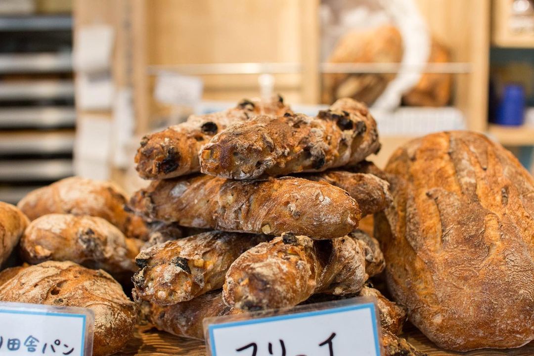 人気のフリュイ、パン・ド・ロデヴ、くるみ入り田舎パンは午後からの焼き上がりです（2021.07.25）