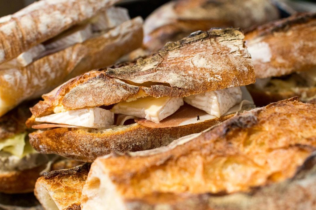 、パテ・ド・カンパーニュ、生ハムとカマンベールチーズのバゲットサンド、サバサンド他たくさんご用意しております（2021.09.04）