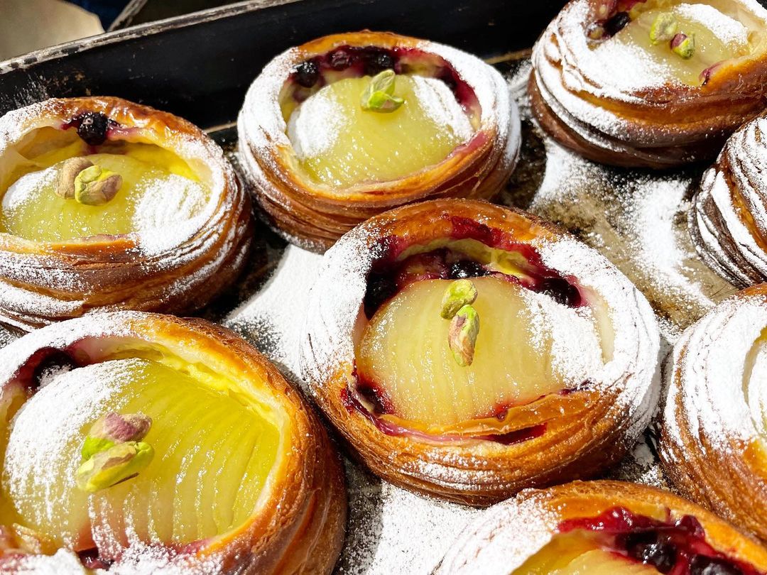 好評いただいてます「ラ・フランスのデニッシュ」12時前後のご用意となります（2021.11.21）