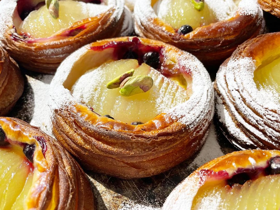 好評いただいてます「ラ・フランスのデニッシュ」12時前後のご用意となります（2021.11.25）