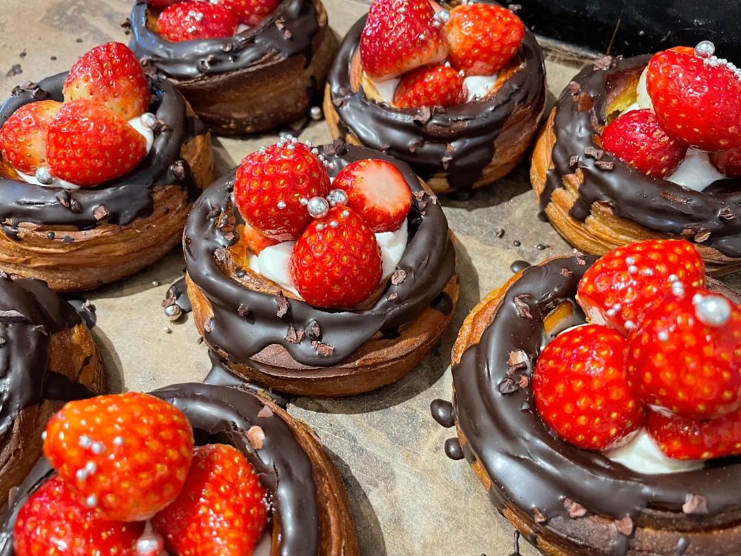 バレンタイン限定商品の「バレンタインクッキー缶」「2種類のトリュフ」「メレンゲショコラ」好評いただいています（2022.02.04）