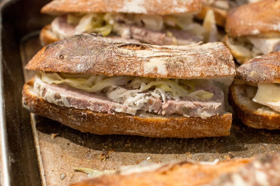 パテ・ド・カンパーニュ、生ハムとカマンベールチーズのバゲットサンド、サバサンドと種類もたくさんご用意しております（2022.03.10）