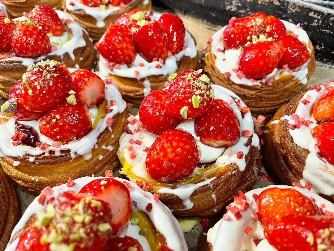 パテ・ド・カンパーニュ、生ハムとカマンベールチーズのバゲットサンド、サバサンドと種類もたくさんご用意しております（2022.03.10）