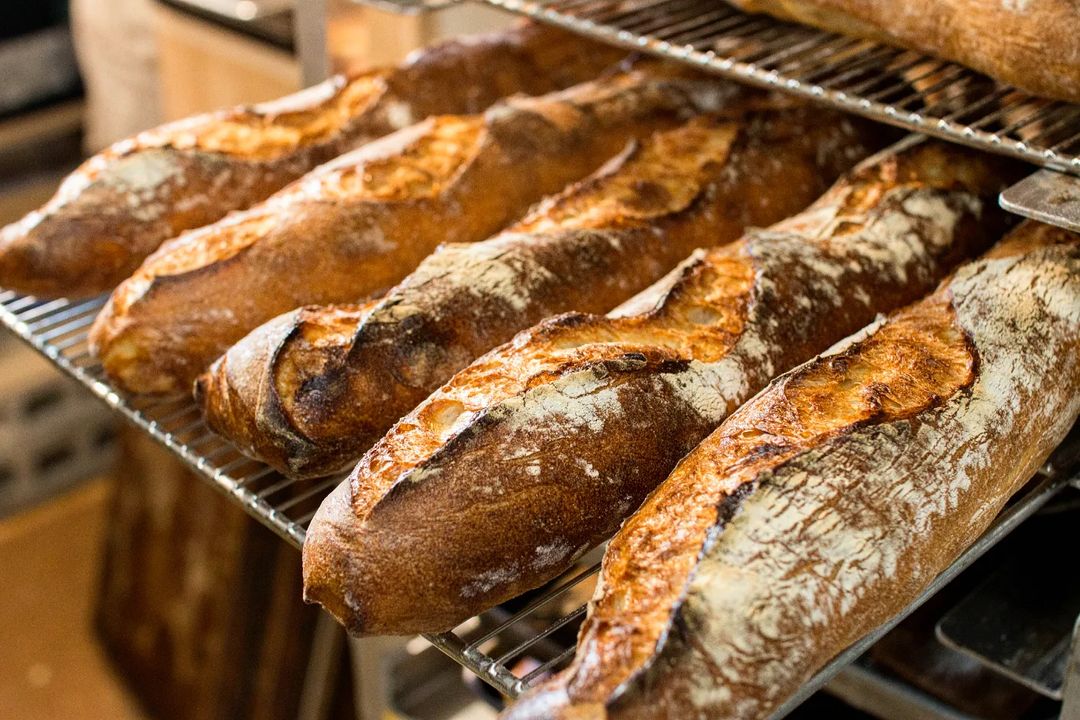 好評いただいております、バゲット本日もたくさんあ焼き上がっております(2022.06.16)