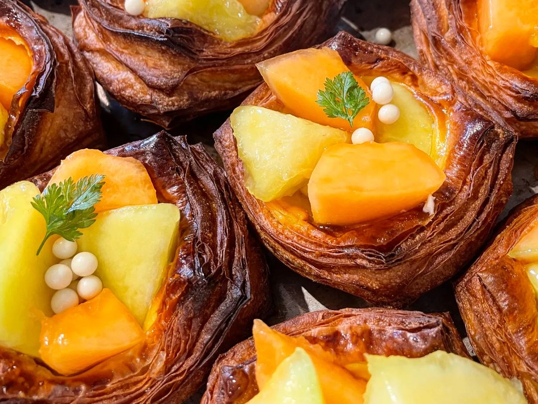 好評いただいています季節限定デニッシュ「メロンのデニッシュ」12時前後のご用意となります（2022.07.15）