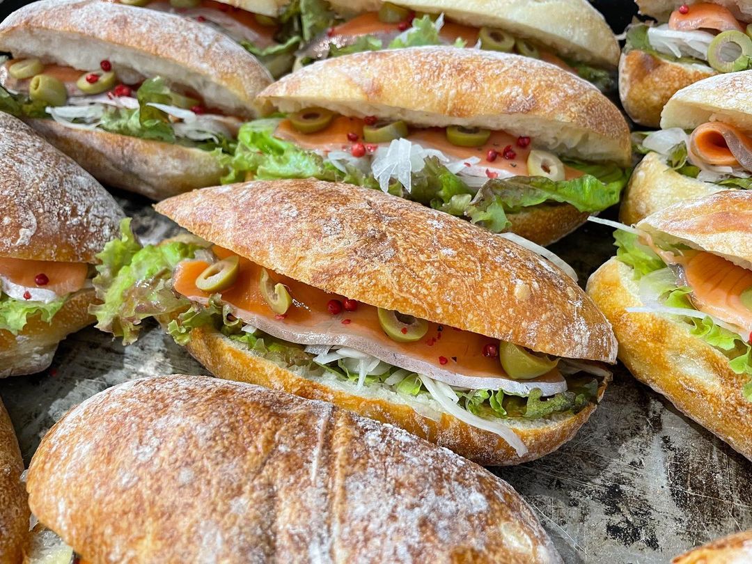 毎週水曜日は、水曜日限定チャパタサンド「サーモンサンド」と「BLTサンド」を販売しています（2022.09.14）