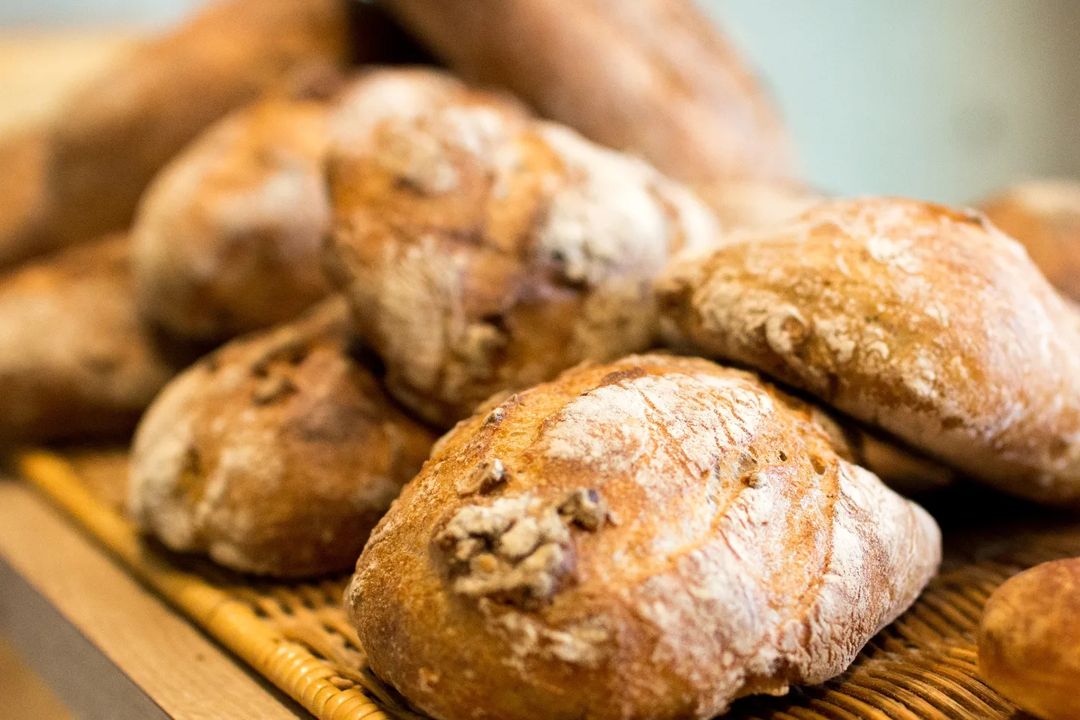 人気のパン・ド・ロデヴ、くるみ入り田舎パンは15時頃のご用意となります（2022.09.18）