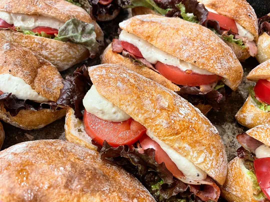 水曜日限定サンド「BLT」と「タンドリーチキン」と「サーモンサンド」ご用意しております（2023.01.18）