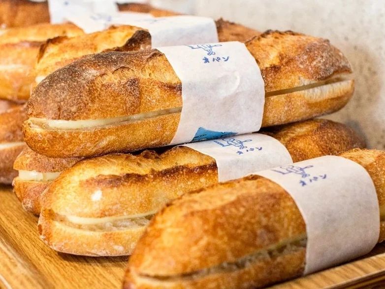 朝8時より焼き立てパンをたくさんご用意しています（2022.07.27）