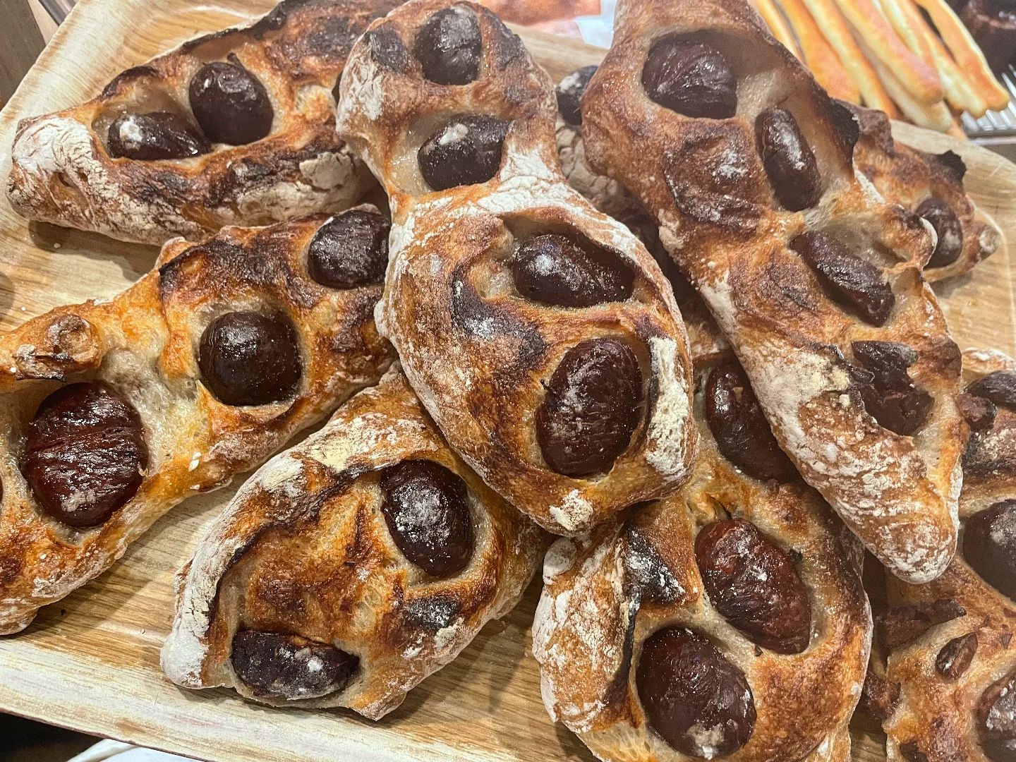 「オパンの栗とヘーゼルナッツのカンパーニュ」焼き上がりは15時半頃の焼き上がりとなります（2023.10.12）