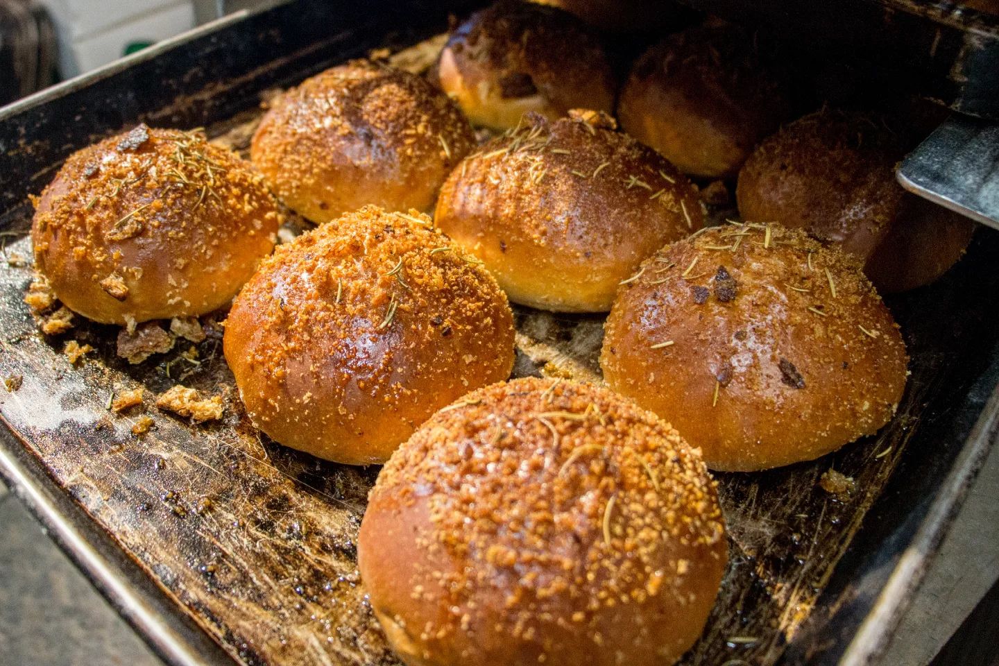 焼きカレーパン他、焼き立てパン豊富にご用意しています（2024.06.14）