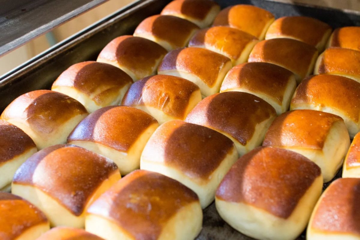 焼きカレーパン他、焼き立てパン豊富にご用意しています（2024.06.14）