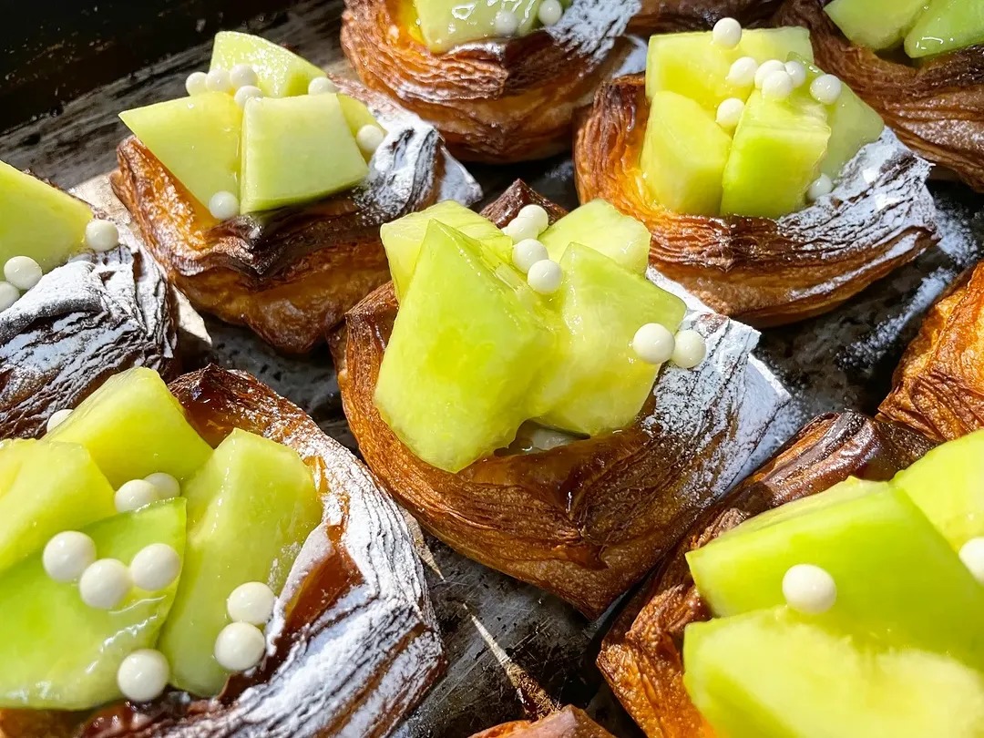 12時前後より、季節限定のデニッシュ「メロンとホワイトチョコのデニッシュ」ご用意いたします（2024.08.01）