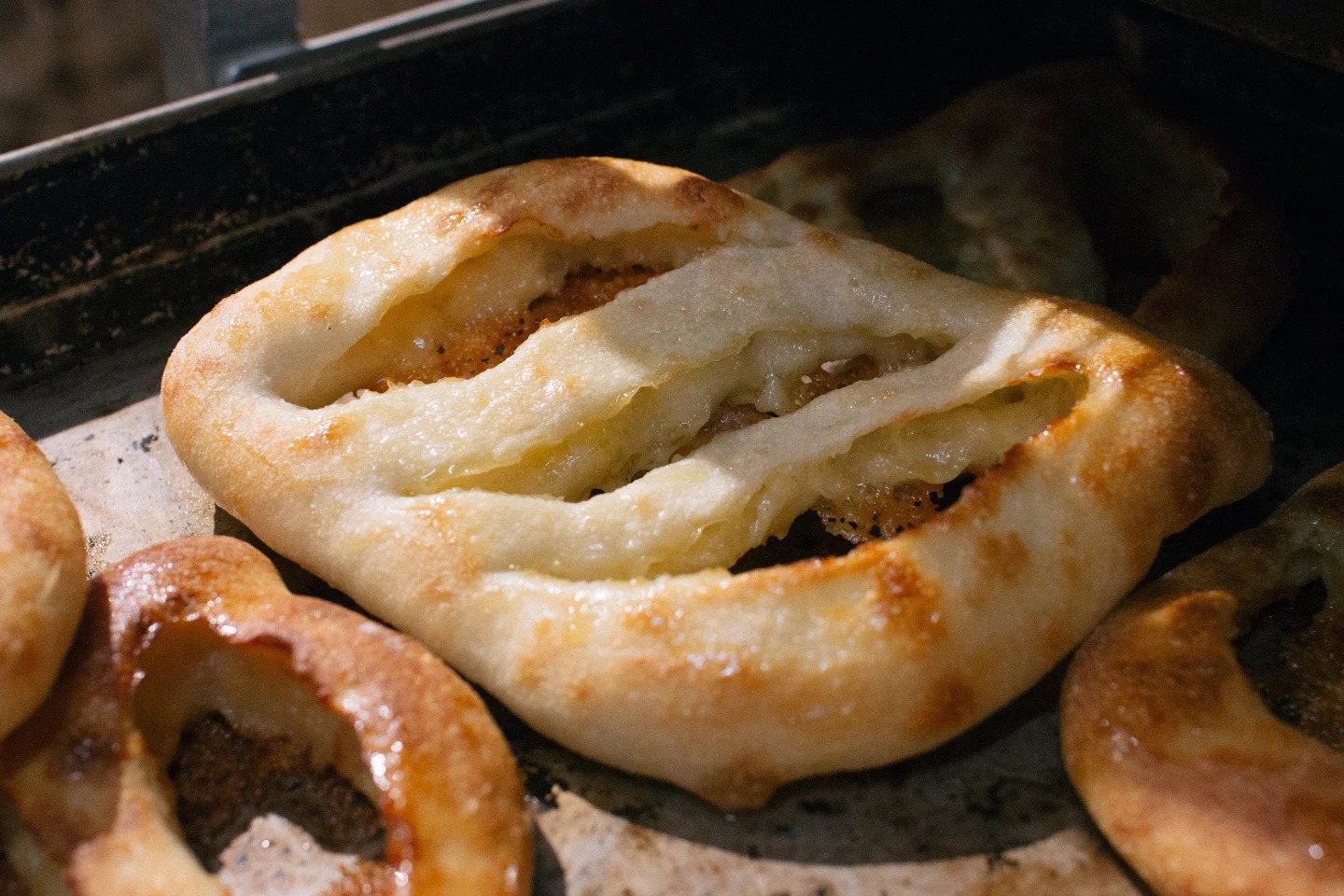 グリュエルチーズをたくさん練り込んで焼き上げている、フーガスが焼き上がっています（2025.04.09）