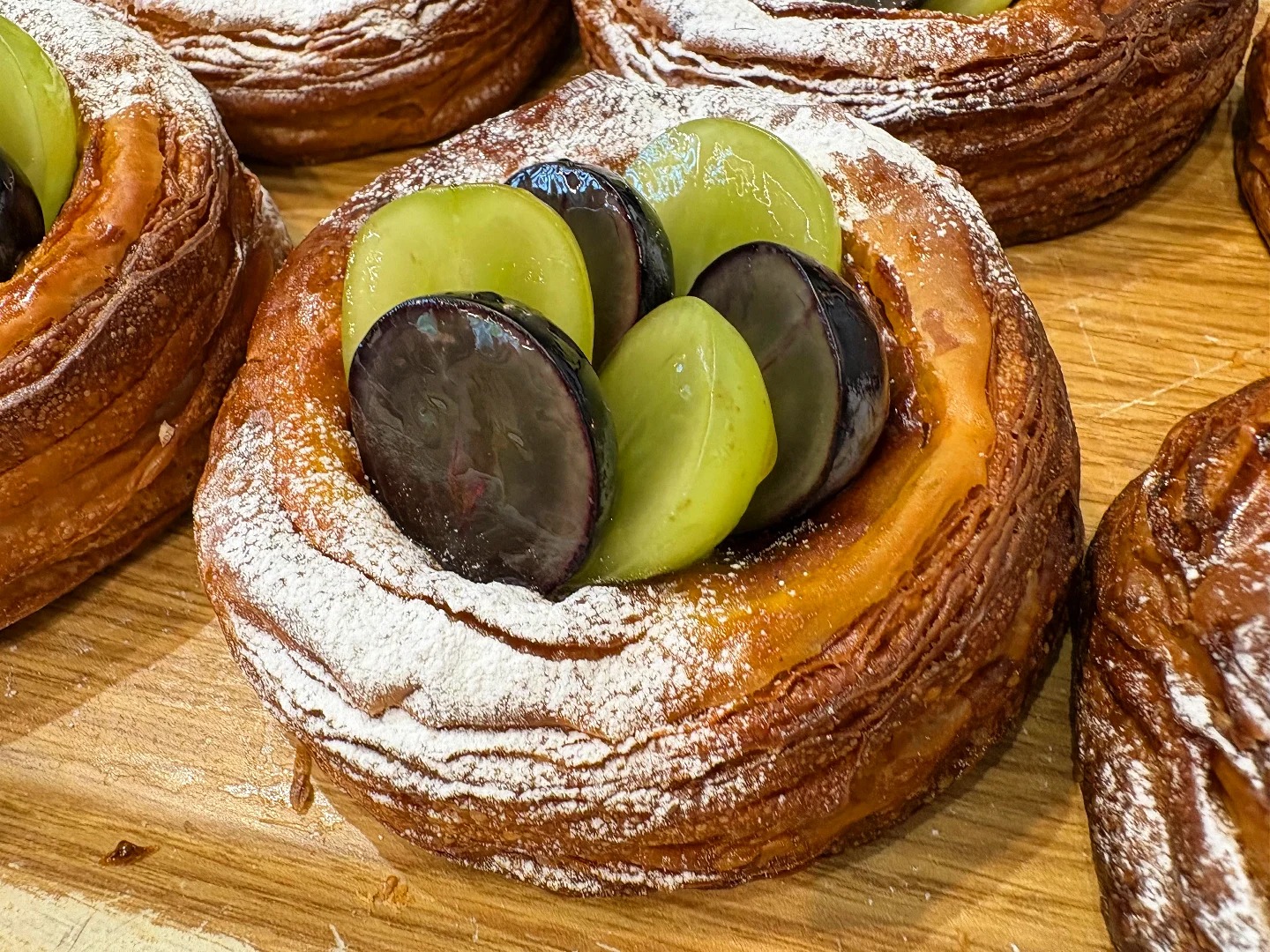 季節限定のデニッシュが毎年人気の「シャインマスカットと長野パープルのデニッシュ」に新しくなりました（2025.09.10）