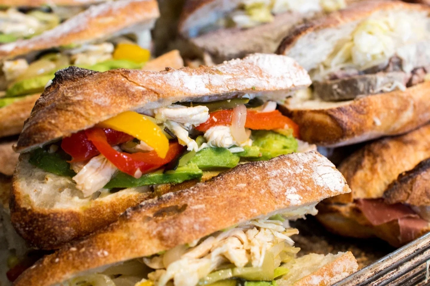 好評いただいています夏の季節のサンド「鶏ムネ肉と夏野菜のマリネとアボカド」ご用意しています（2025.09.14）