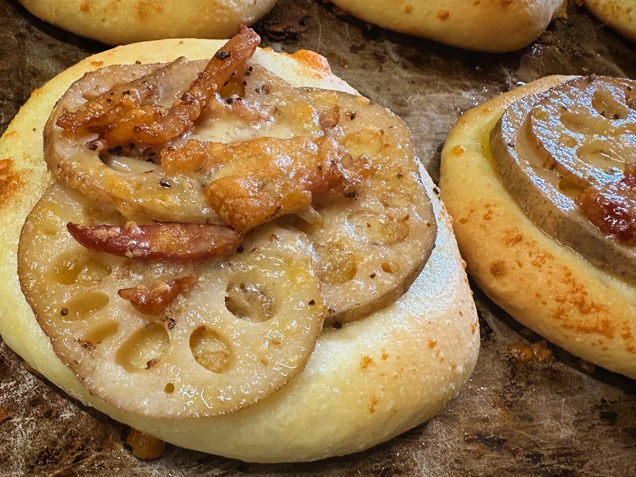 新しい季節限定のフォカッチャ「レンコンのアンチョビマヨネーズフォカッチャ」が好評いただいてます（2025.10.25）