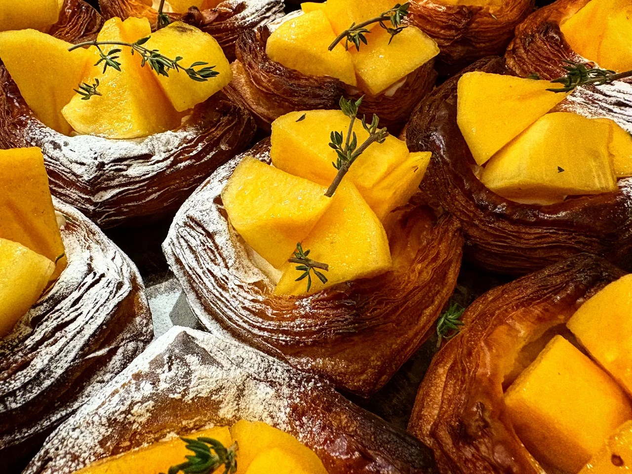 先日から新しい季節限定デニッシュ「柿とサワークリームのデニッシュ」販売しています（2025.11.05）