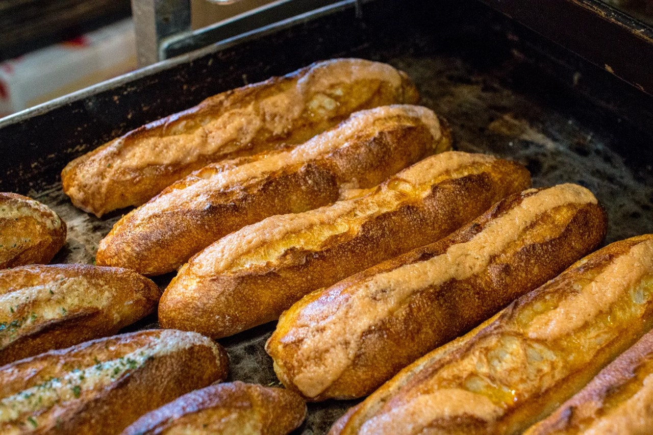 明太フランス、ガーリックフランス焼き上がっています（2025.11.15）