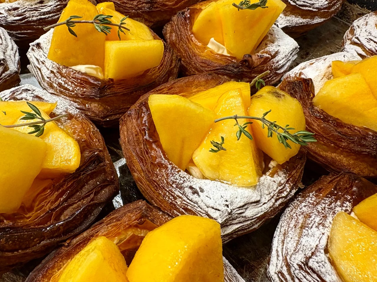 季節限定デニッシュ「柿とサワークリームのデニッシュ」好評いただいてます（2025.12.07）