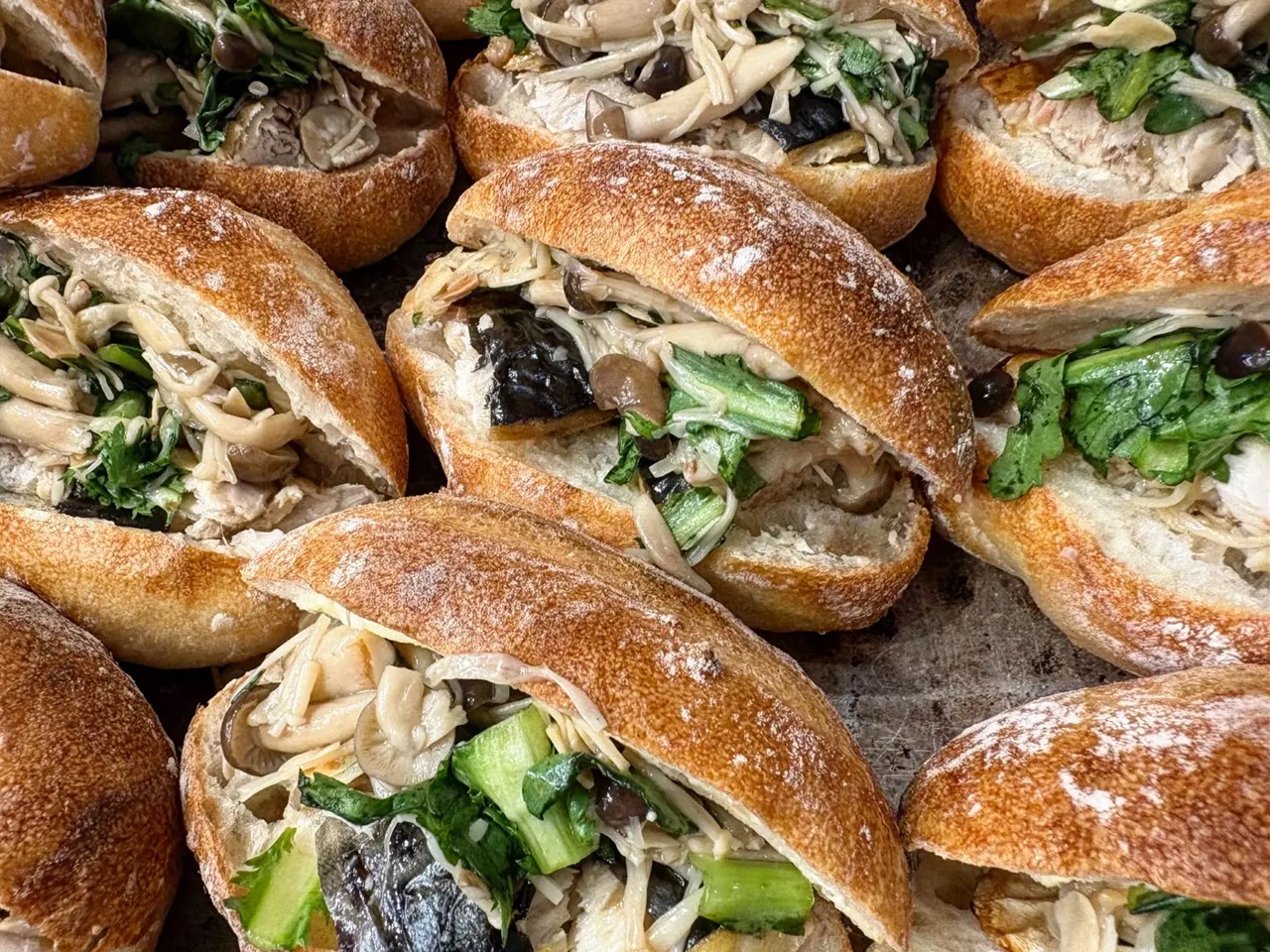 新しくなったサバサンド「春菊とキノコのポン酢あえのサバサンド」好評頂いています（2026.01.31）