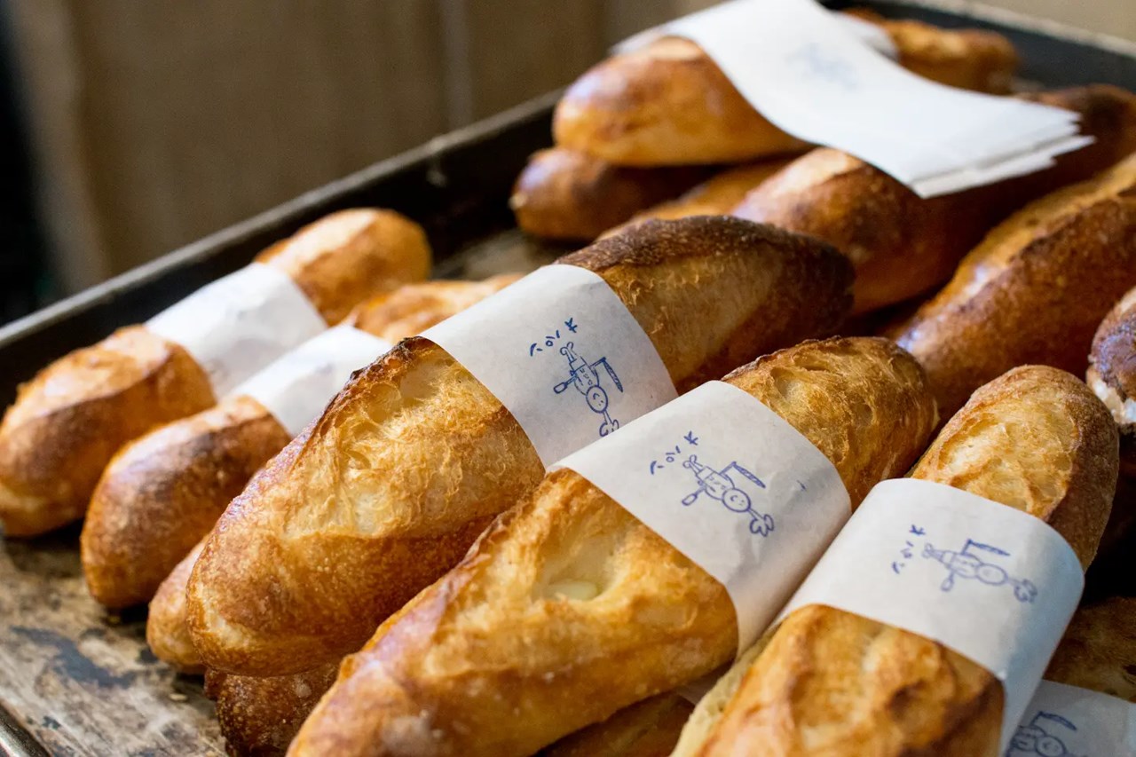 店内では朝から焼き立てパンを豊富にご用意しており、優しく温かいパンの香りが広がります（2026.02.08）