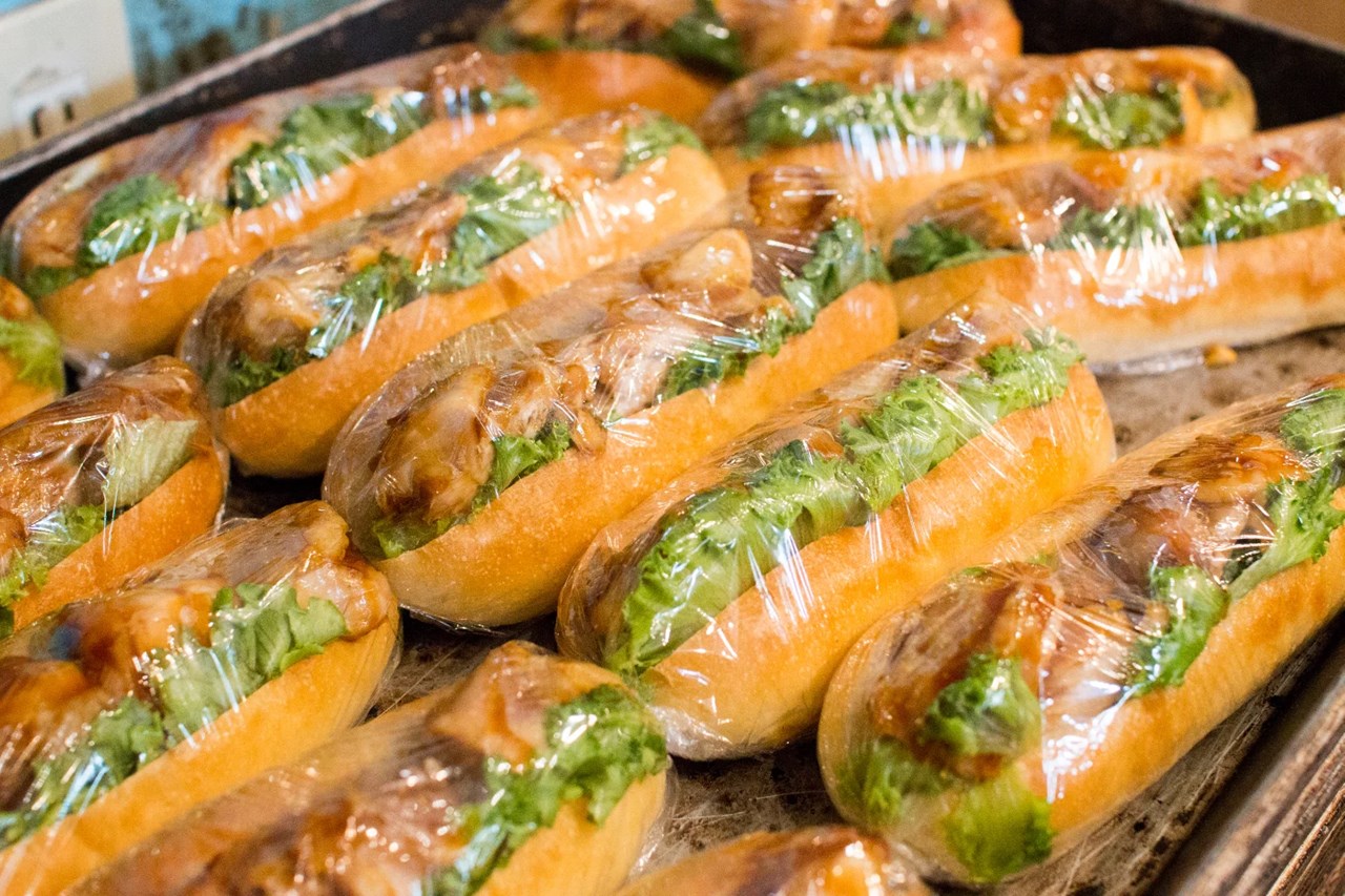 甘辛い特製ダレが食欲をそそる「てりやきサンド」もたくさんご用意しています(2026.02.27)