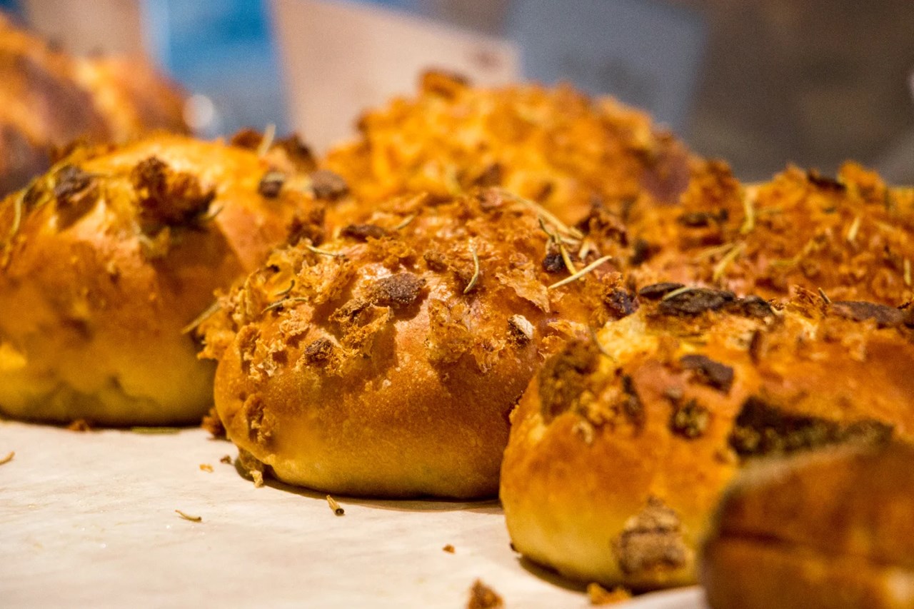 油で揚げずに仕上げる「焼きカレーパン」たくさん焼き上げています（2026.03.18）