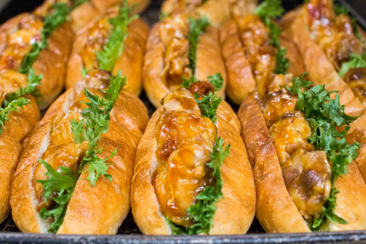 甘辛い特製ダレが食欲をそそる「てりやきサンド」たくさんご用意しています(2026.03.26)