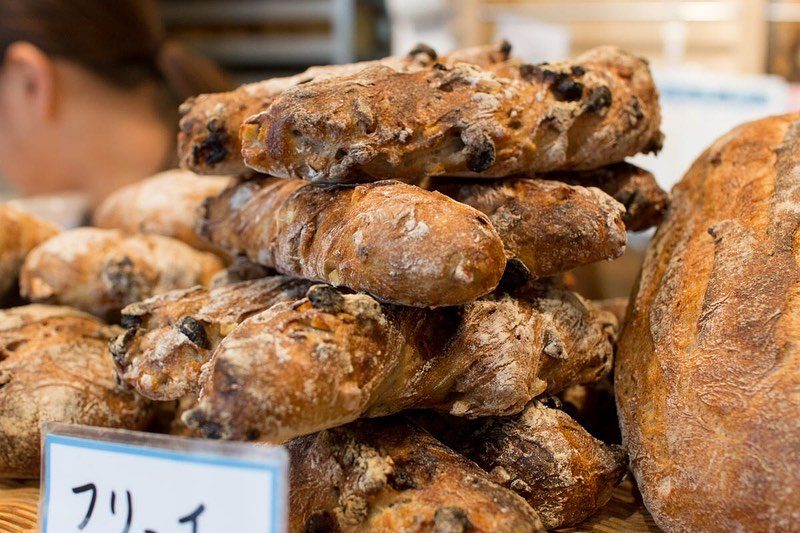 フリュイ、パン・ド・ロデヴ、くるみ入り田舎パンが焼き上がっております（2019.08.04）